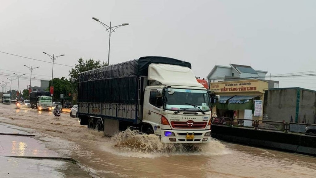 Từ Km 393+760 đến 394+100, đoạn qua địa bàn phường Quỳnh Xuân (thị xã Hoàng Mai) nước ngập sâu từ 30 - 40 cm 
