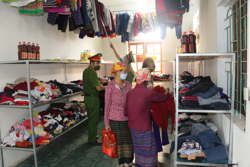 Cửa hàng tạp hóa vì cộng đồng nằm ở vị trí rất thuận lợi cho bà con Nhân dân các xã của huyện Kỳ Sơn khi có nhu cầu đến lấy hàng 