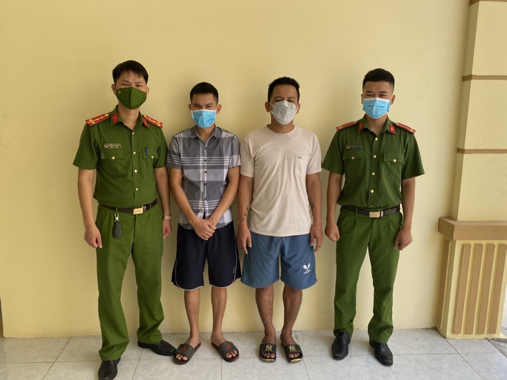 02 đối tượng Trần Văn Nam và Mai Ngọc Minh (giữa) đang bị tạm giữ về hành vi lừa đảo chiếm đoạt tài sản