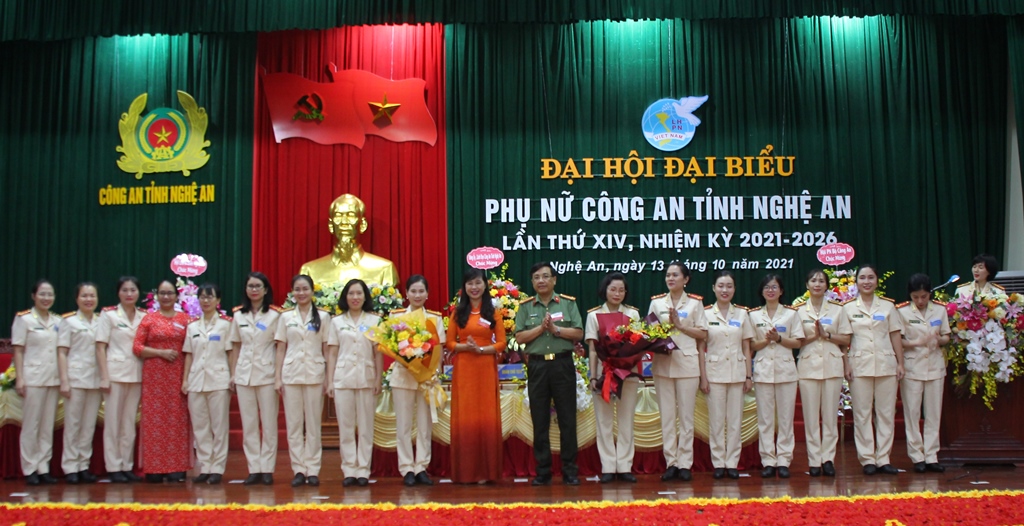 Đồng chí Đại tá Hồ Văn Tứ, Phó Bí thư Đảng ủy, Phó Giám đốc Công an tỉnh tặng hoa Ban chấp hành Hội Phụ nữ Công an tỉnh nhiệm kỳ 2021-2026