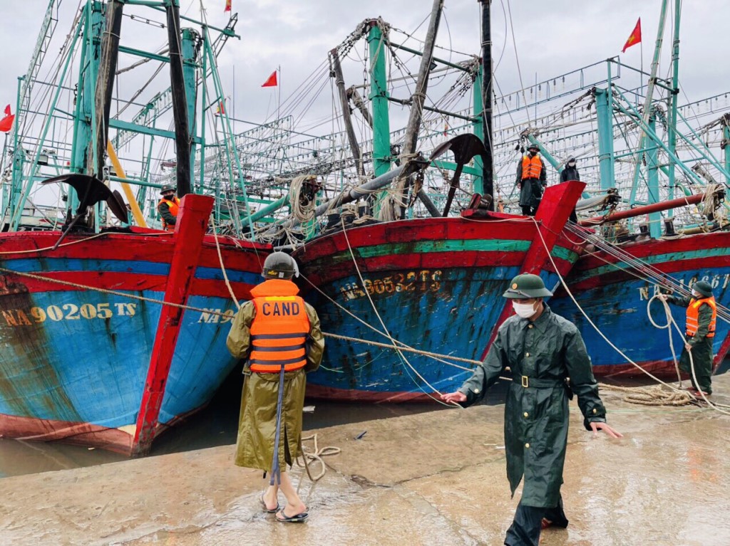 Công an xã Tiến Thủy (Quỳnh Lưu) giúp dân neo đậu tàu thuyền để tránh bão số 8
