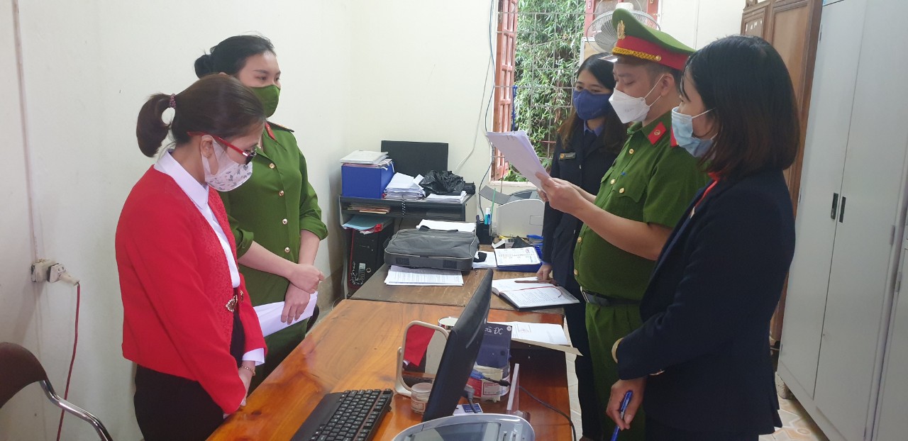 Cơ quan chức năng tống đạt các quyết định đối với  Phan Thị Hoài (áo đỏ)