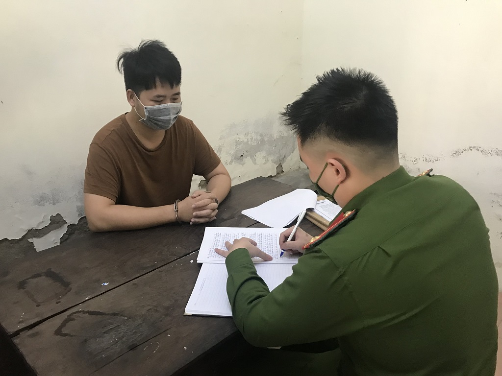 Cán bộ Đội Cảnh sát kinh tế Công an thành phố Vinh lấy lời khai đối tượng Nguyễn Đình Ngọc
