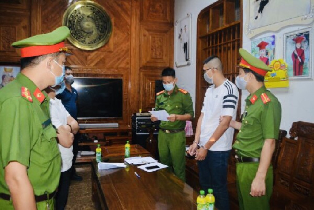 Lực lượng Công an thi hành lệnh tạm giữ người trong trường hợp khẩn cấp đối với Đào Xuân Tân và tiến hành khám nhà ở của đối tượng Đào Thế Hồng (ảnh Minh Khôi)