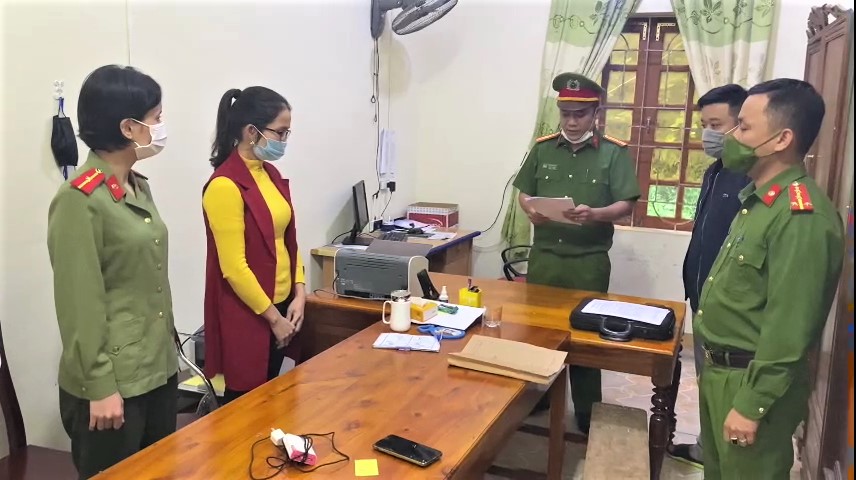 Cơ quan Cảnh sát điều tra Công an huyện Anh Sơn tống đạt các quyết định đối với bị can Nguyễn Thị Duyên