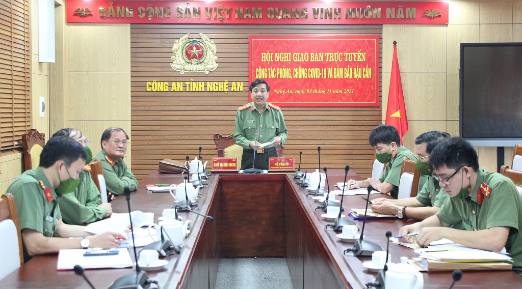 Đồng chí Đại tá Hồ Văn Tứ, Phó Bí thư Đảng ủy, Phó Giám đốc Công an tỉnh phát biểu tại hội nghị