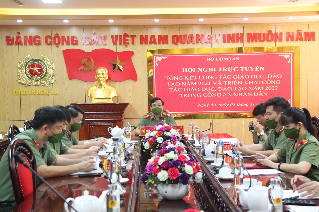 Đồng chí Đại tá Hồ Văn Tứ, Phó Bí thư Đảng ủy, Phó Giám đốc Công an tỉnh chủ trì tại điểm cầu Công an tỉnh Nghệ An