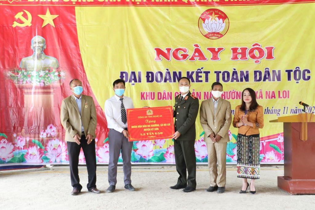 Công an tỉnh Nghệ An trao tặng 1,5 tấn gạo cho toàn bộ các hộ dân bản Na Khướng