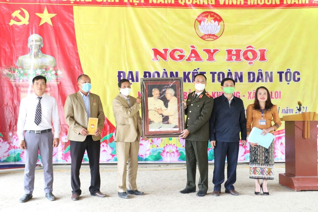 Đồng chí Giám đốc Công an tỉnh trao quà của Ban Thường vụ Tỉnh ủy cho Nhân dân bản Na Khướng