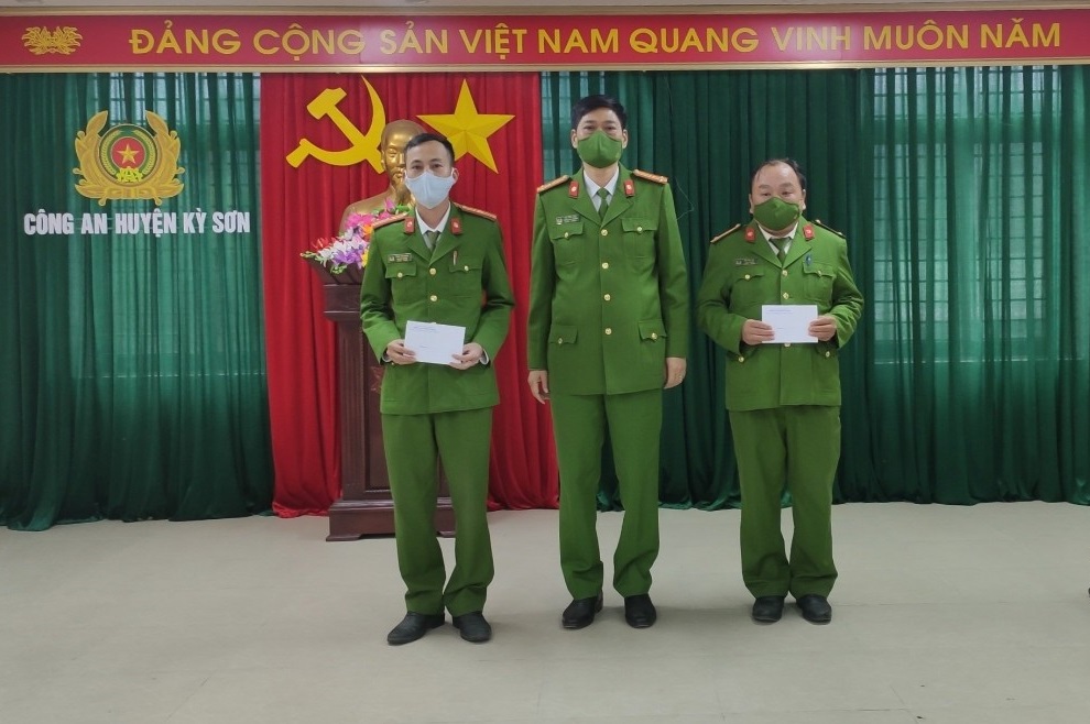 Thượng tá Tô Văn Hậu, Trưởng Công an huyện Kỳ Sơn trao thưởng cho các đơn vị, cá nhân có thành tích xuất sắc trong chuyên án