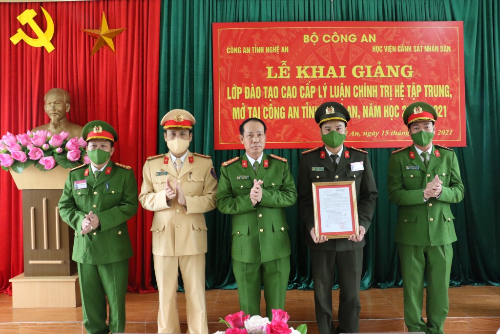 Trao Quyết định thành lập lớp và Ban cán sự lớp Cao cấp lý luận chính trị, hệ tập trung tại Công an tỉnh Nghệ An