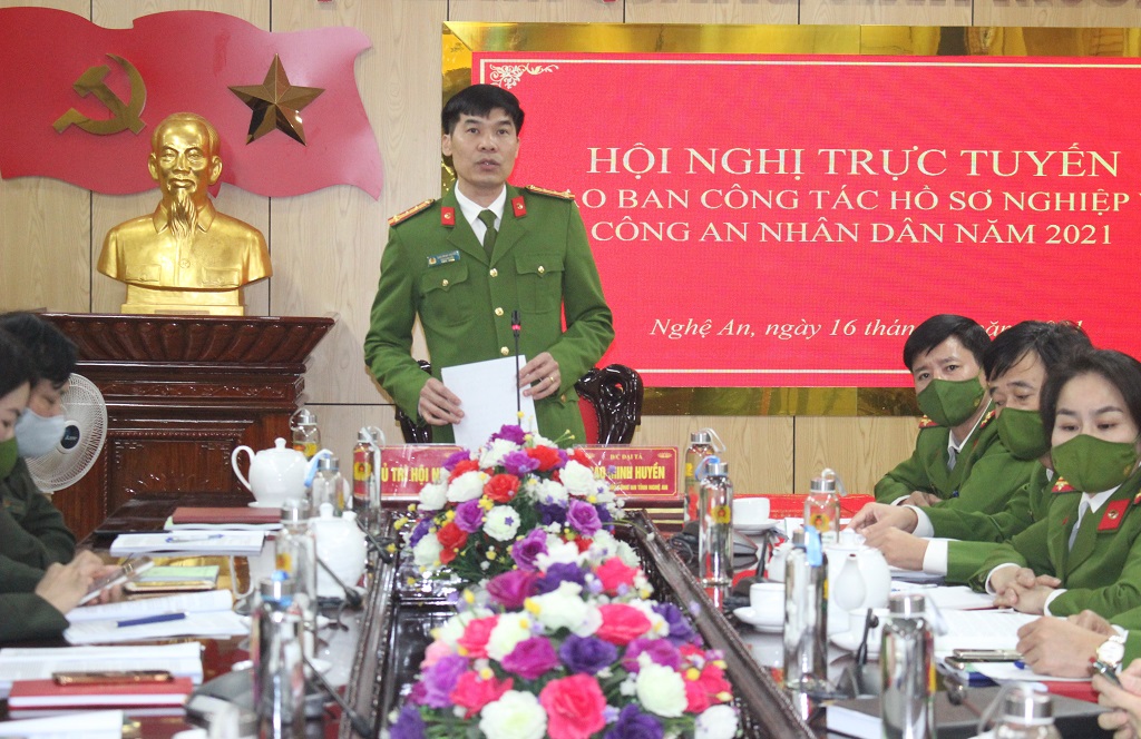 Đồng chí Đại tá Cao Minh Huyền, Phó Giám đốc Công an tỉnh trình bày tham luận tại hội nghị
