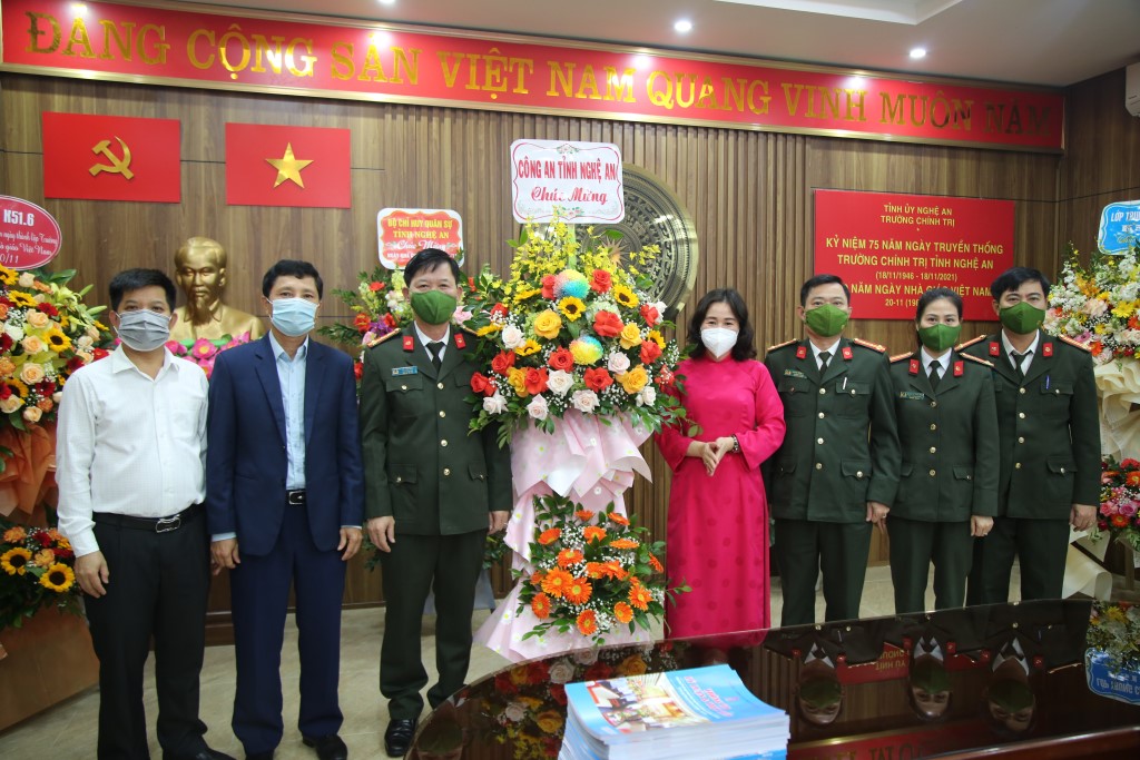 Đoàn Công tác đã đến tặng hoa, chúc mừng trường Chính trị tỉnh Nghệ An