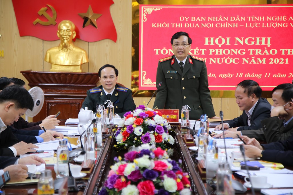 Đồng chí Đại tá Hồ Văn Tứ, Phó Giám đốc Công an tỉnh Nghệ An, đại diện đơn vị khối trưởng phát biểu tại hội nghị