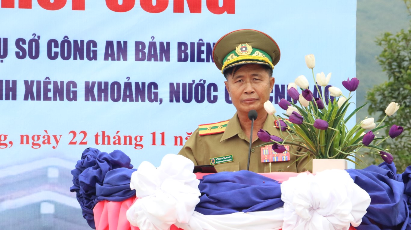 Thượng tá Khăm – Phon – Năn – Thạ - Vông, Phó Giám đốc Công an tỉnh Xiêng Khoảng ghi nhận tình cảm chân thành, quý báu của Công an tỉnh Nghệ An 
