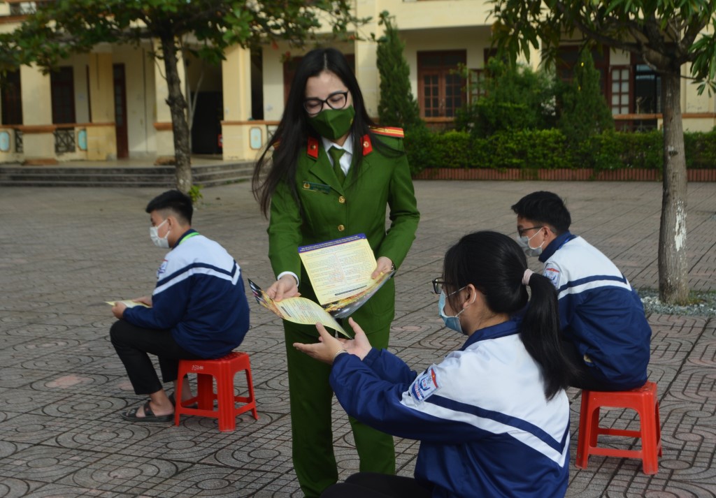 Cán bộ, chiến sĩ Phòng Cảnh sát Quản lý hành chính về trật tự xã hội Công an tỉnh Nghệ An tuyên truyền về phòng chống pháo nổ, tác hại của việc mua bán, vận chuyển, tàng trữ, sử dụng các loại pháo nổ