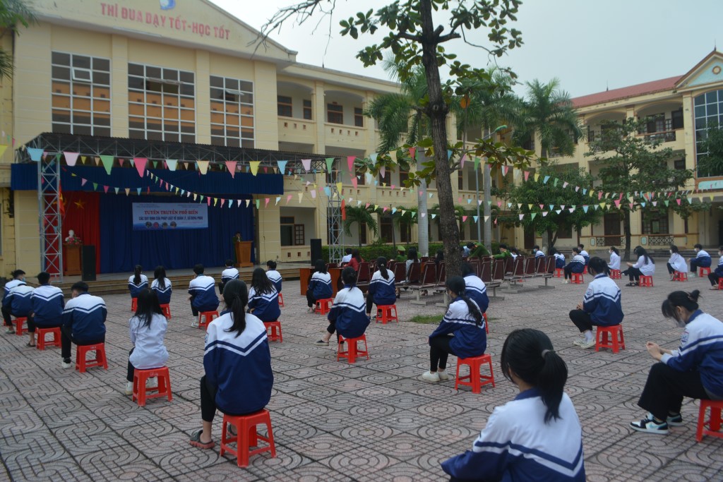 Toàn cảnh buổi tuyên truyền tại Trường trung học phổ thông Thái Lão, huyện Hưng Nguyên 