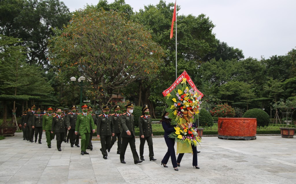 Công an 06 tỉnh thuộc Cụm thi đua số 5 - Bộ Công an dâng hoa tưởng niệm Chủ tịch Hồ Chí Minh tại Khu di tích Kim Liên