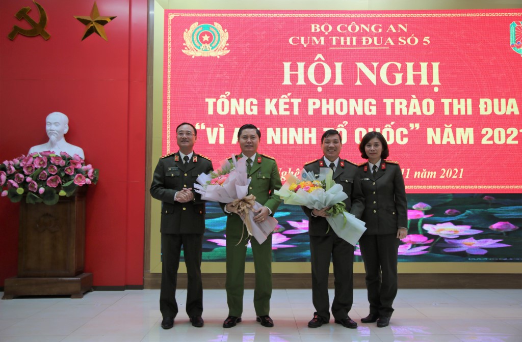 Công an tỉnh Nghệ An tặng hoa chúc mừng 02 đơn vị Cụm trưởng, Cụm phó Cụm thi đua số 5 - Bộ Công an năm 2022