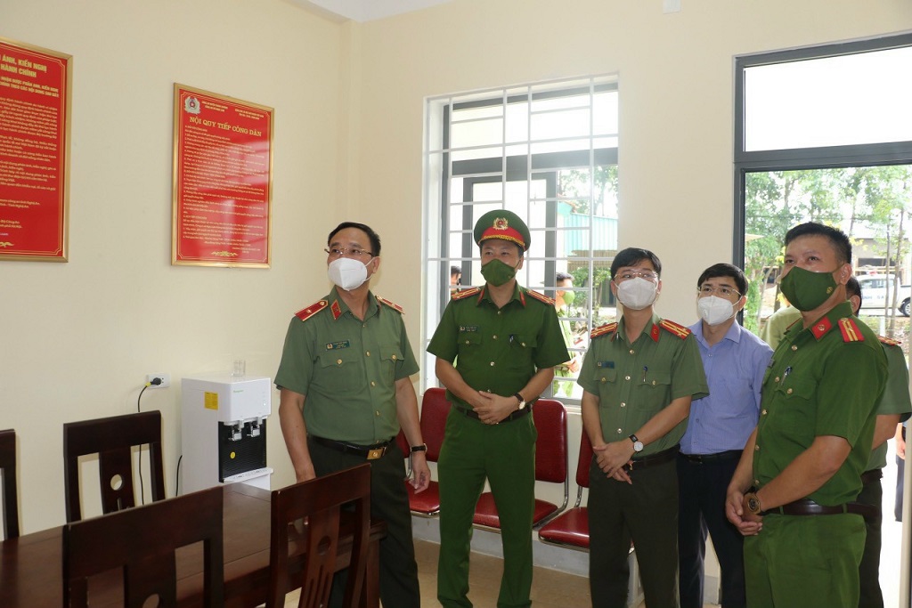 Đồng chí Thiếu tướng Phạm Thế Tùng, Giám đốc Công an tỉnh kiểm tra việc xây dựng mô hình CCHC Công an xã tại huyện Thanh Chương
