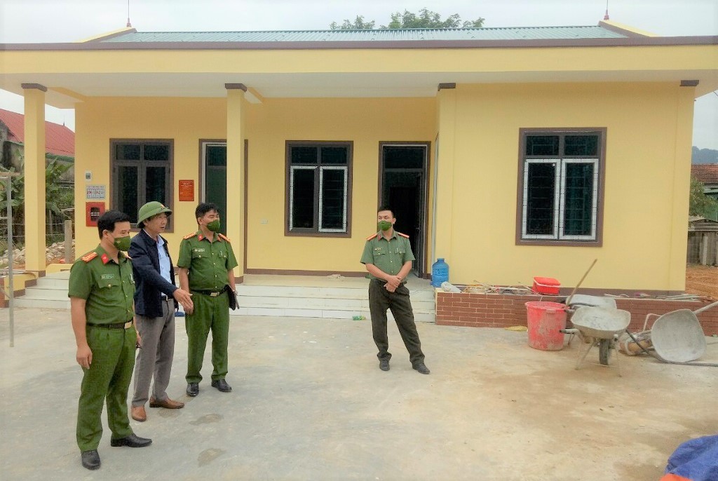 Lãnh đạo Công an huyện Con Cuông kiểm tra công tác xây dựng trụ sở mới của Công an xã Môn Sơn