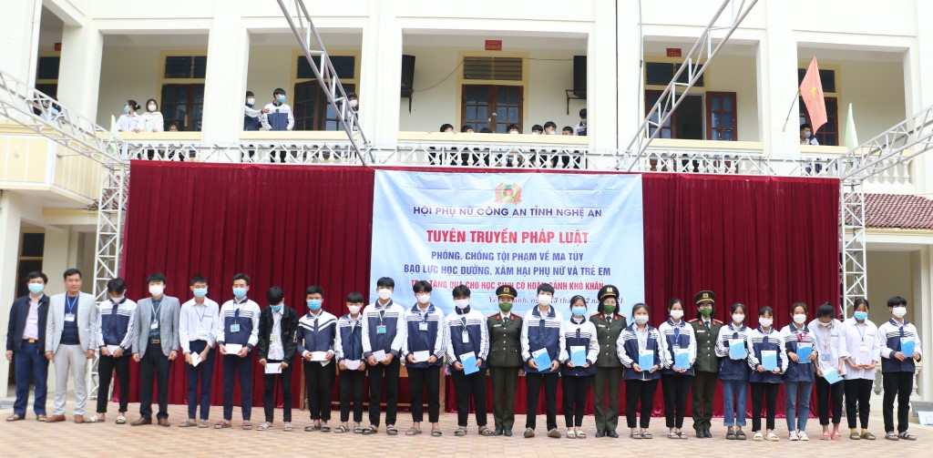 Hội phụ nữ Công an tỉnh Nghệ An tuyên truyền pháp luật cho học sinh