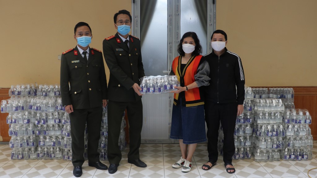 Đại diện Lãnh đạo Trung tâm ứng dụng tiến bộ khoa học và công nghệ (Sở Khoa học và công nghệ tỉnh Nghệ An) trao tặng 3.000 chai nước sát khuẩn cho Công an tỉnh Nghệ An phục vụ công tác phòng chống dịch Covid-19