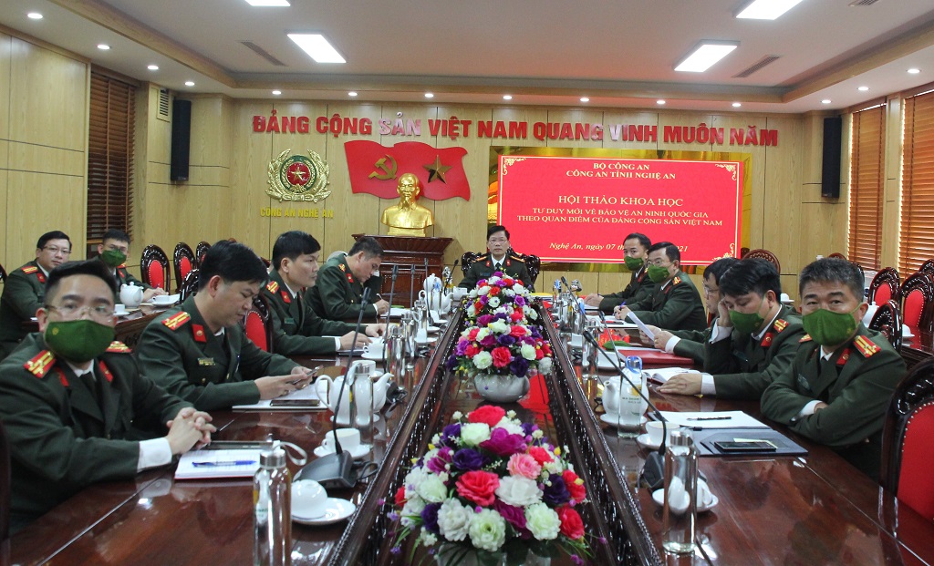 Đồng chí Đại tá Lê Văn Thái, Phó Giám đốc Công an tỉnh chủ trì tại điểm cầu Công an tỉnh Nghệ An 