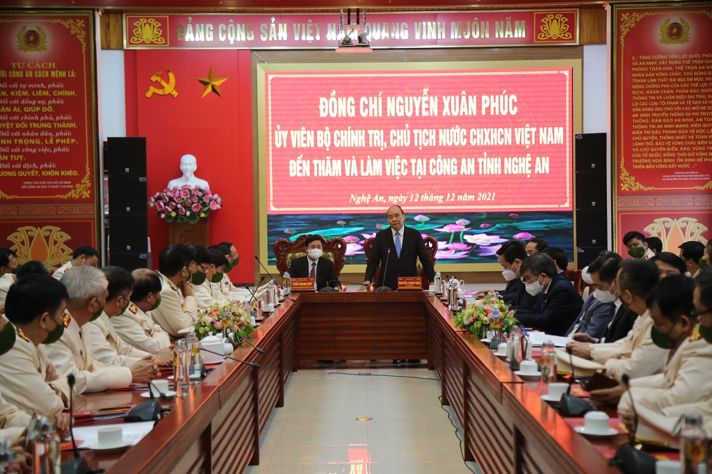 Chủ tịch nước Nguyễn Xuân Phúc biểu dương, chúc mừng về những thành tích, chiến công xuất sắc của Công an Nghệ An trong năm 2021