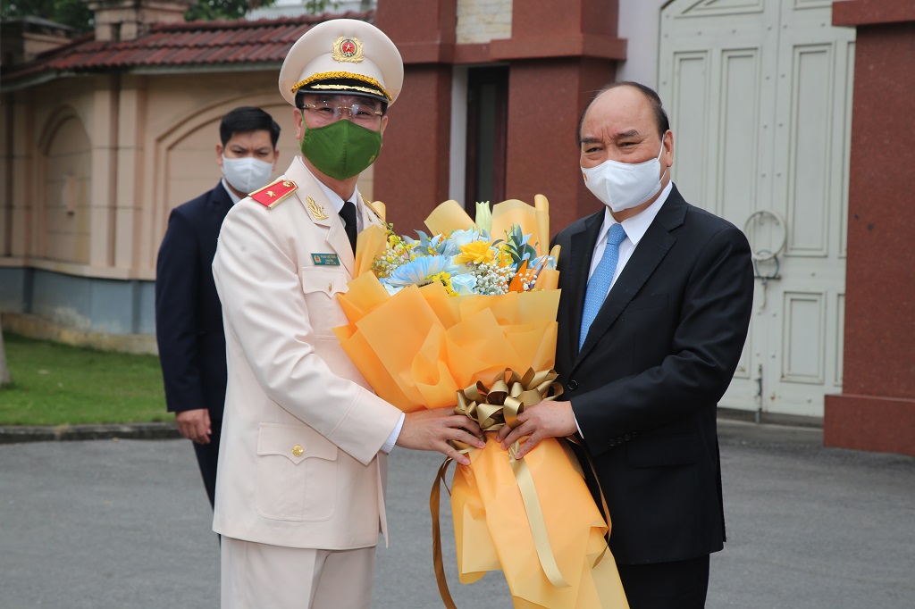 Thiếu tướng Phạm Thế Tùng, Giám đốc Công an tỉnh tặng hoa, chào mừng Chủ tịch nước Nguyễn Xuân Phúc đến thăm và làm việc với Công an Nghệ An