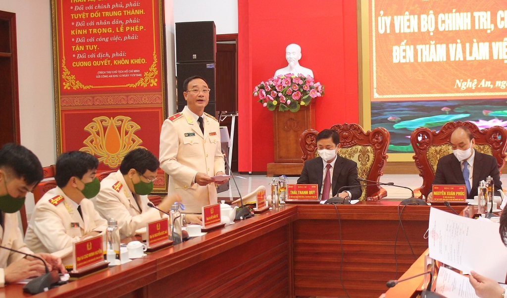 Đồng chí Thiếu tướng Phạm Thế Tùng - Giám đốc Công an tỉnh báo cáo những kết quả nổi bật mà Công an tỉnh Nghệ An đạt được trong năm 2021