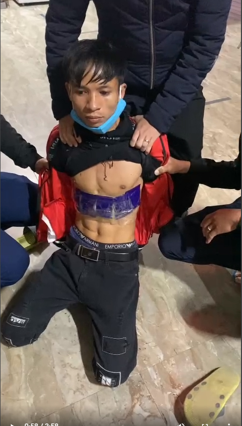 Đối tượng Thái Văn Triều bị bắt giữ cùng 1.200 viên hồng phiến giấu trong băng dính dán ở vùng bụng