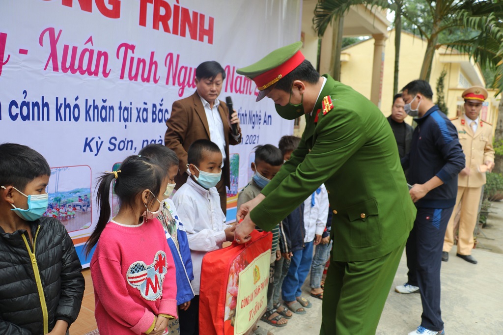 Đồng chí Thượng tá Nguyễn Đức Cường, Trưởng Công an thành phố Vinh tặng chăn ấm cho các em học sinh Trường Phổ thông dân tộc bán trú THCS Bắc Lý