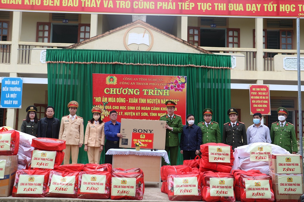 Công an thành phố Vinh tặng quà cho Trường Phổ thông dân tộc bán trú THCS Bắc Lý
