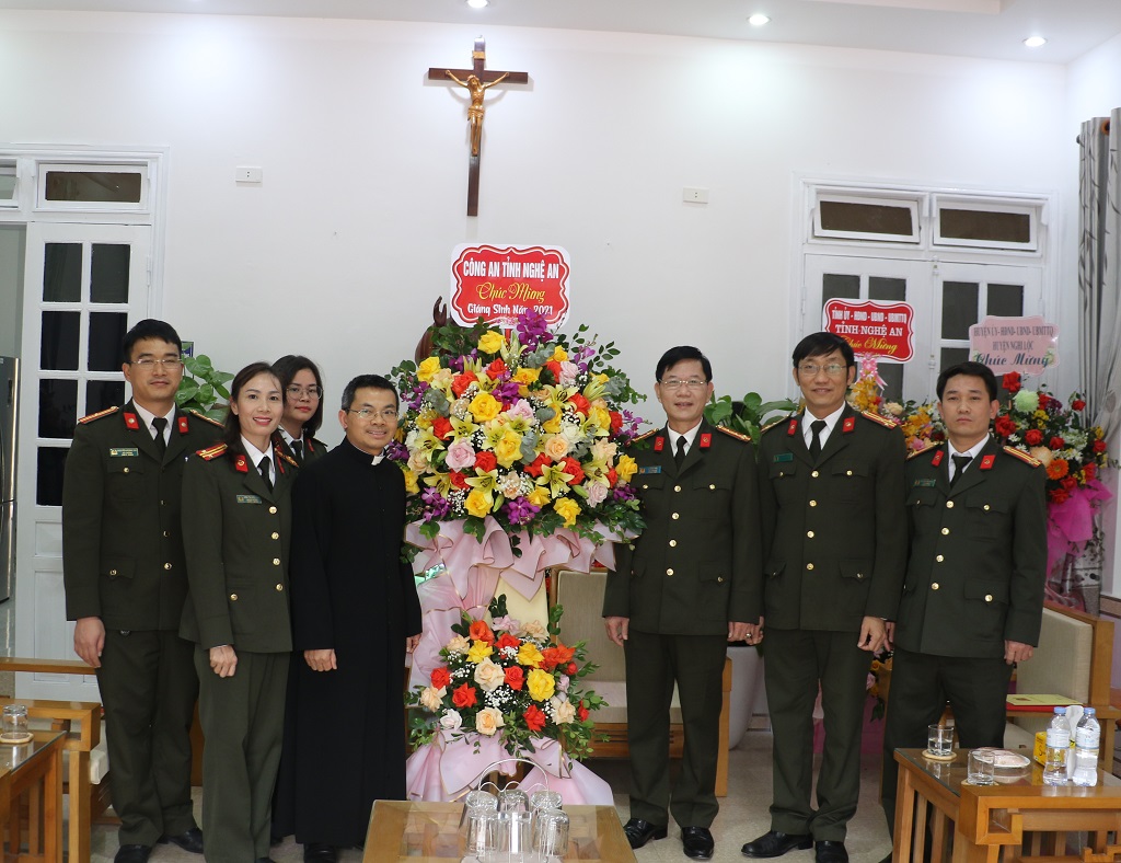 Đồng chí Lê Văn Thái, Phó Giám đốc Công tỉnh tặng hoa chúc mừng tại giáo hạt Xã Đoài 