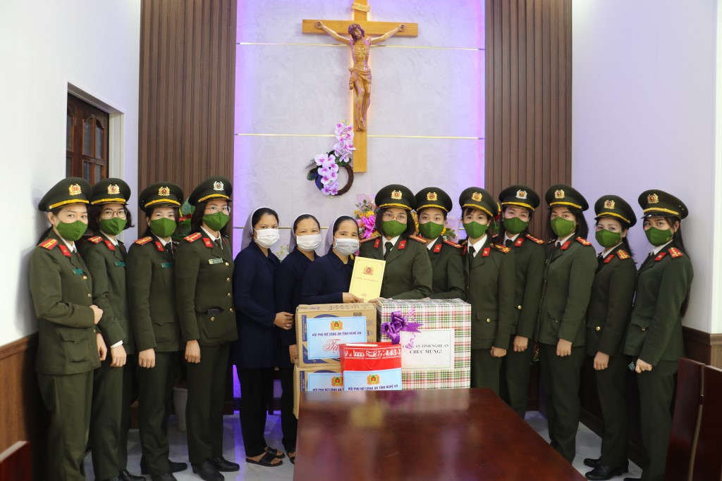 Đoàn công tác của Hội phụ nữ Công an tỉnh tặng hoa và quà cho Trung tâm Nuôi dạy trẻ mồ côi, khuyết tật Tân Hương (huyện Nghi Lộc) nhân dịp lễ Giáng sinh