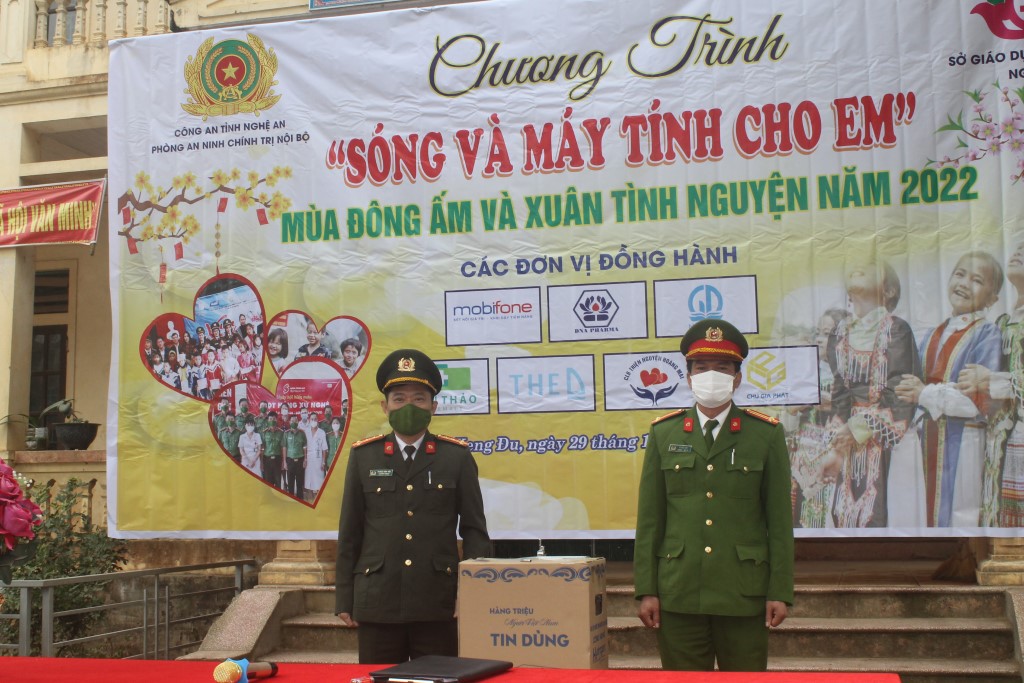 Đồng chí Đại tá Dương Đình Văn, Trưởng phòng An ninh chính trị nội bộ tặng quà Công an xã Keeng Đu