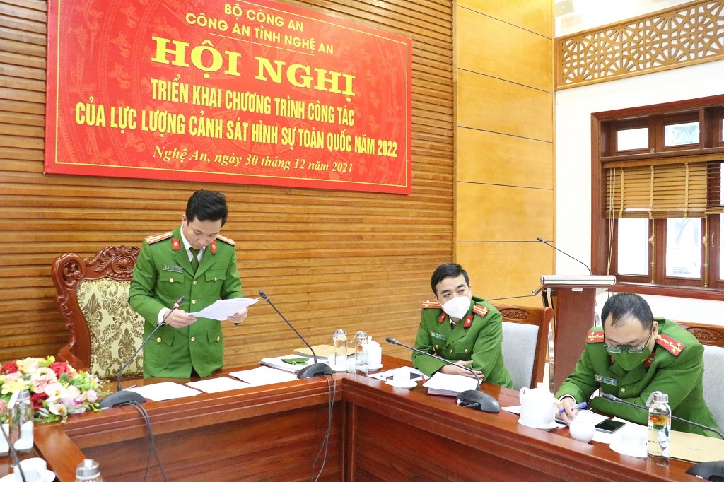 Đồng chí Thượng tá Trần Đức Thân, Trưởng phòng Cảnh sát Hình sự Công an tỉnh trình bày tham luận