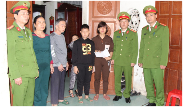 Công an tỉnh Nghệ An tặng sổ tiết kiệm cho thân nhân cán bộ Công an