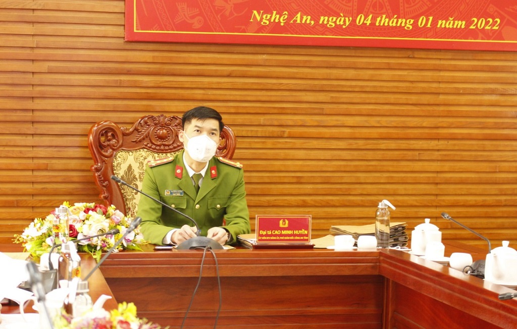 Đồng chí Đại tá Cao Minh Huyền, Phó Giám đốc Công an tỉnh chủ trì tại điểm cầu Công an tỉnh Nghệ An