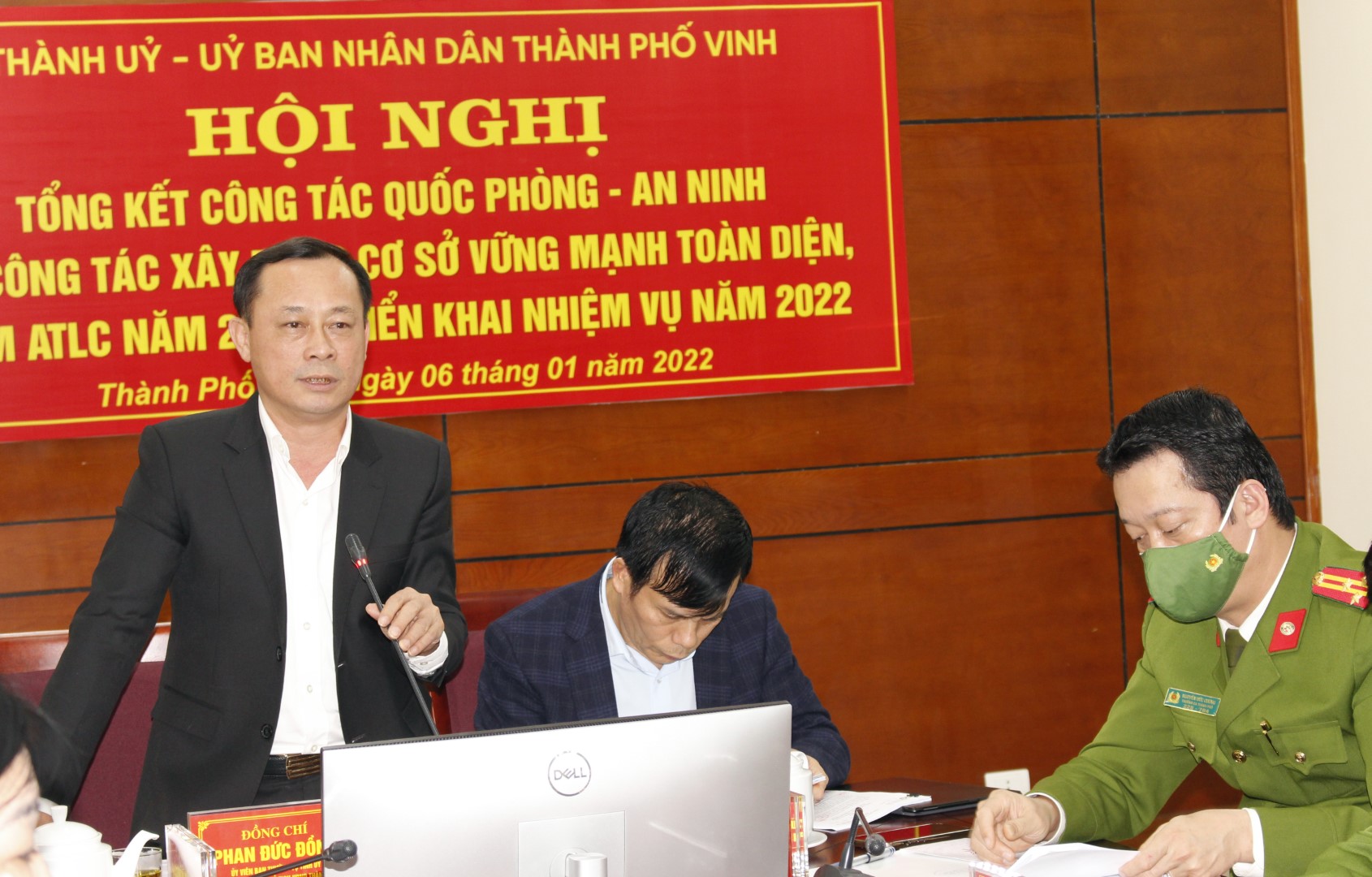 Đồng chí Phan Đức Đồng, Bí thư Thành uỷ phát biểu tại hội nghị