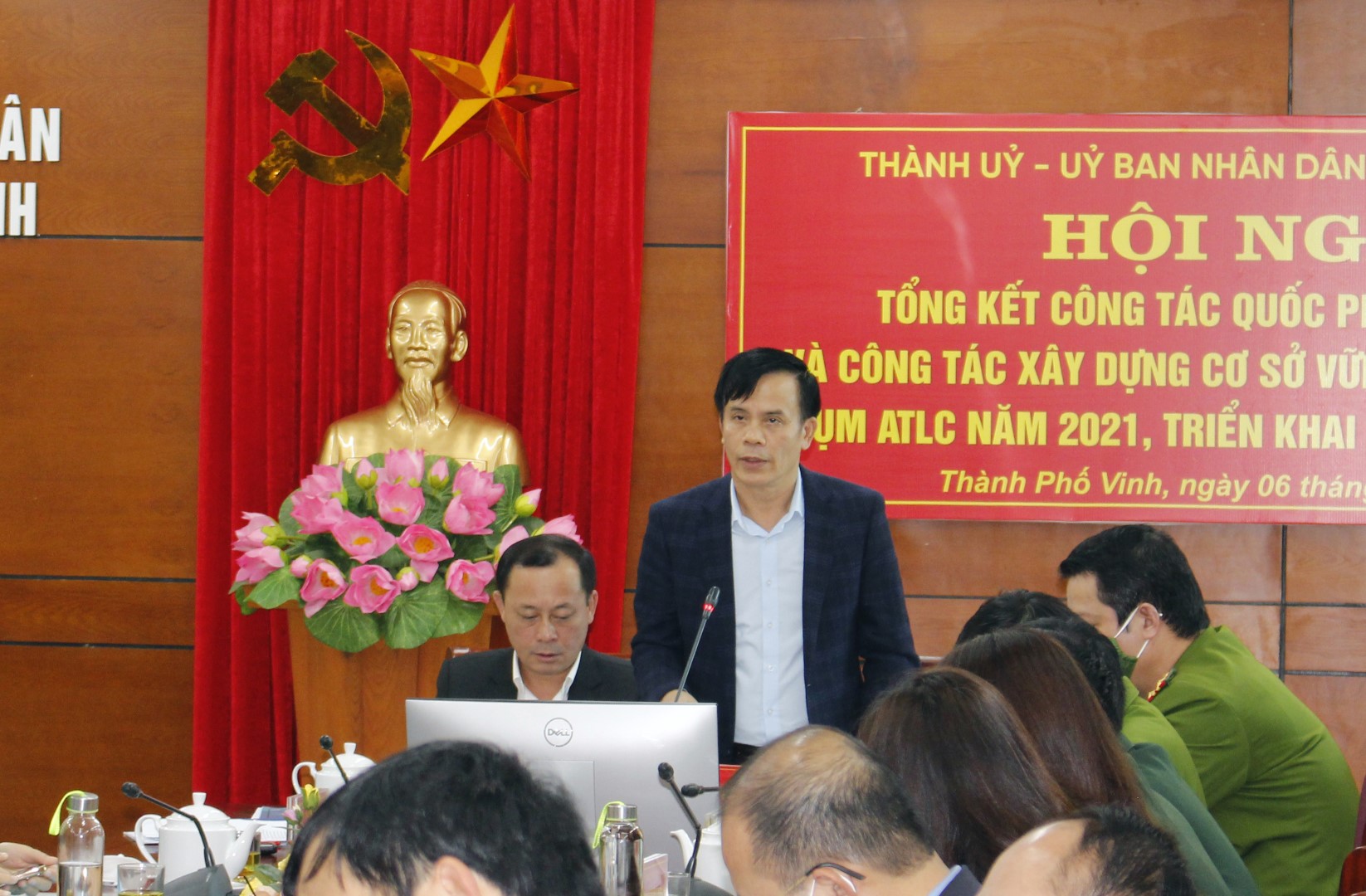 Đồng chí Trần Ngọc Tú, Chủ tịch UBND thành phố Vinh điều hành tham luận tại hội nghị