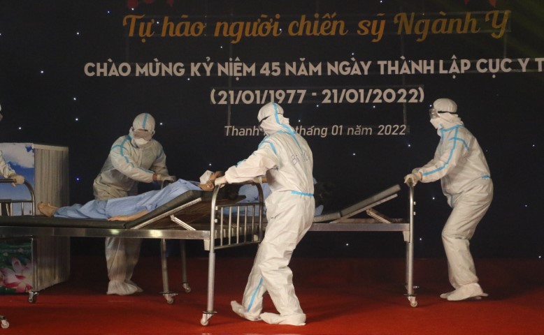 “Tấm lá chắn chống dịch” của Đoàn Bệnh viện Công an tỉnh Nghệ An  được xem là tiết mục để lại ấn tượng nhất, khi kể về câu chuyện giành giật sự sống từng bệnh nhân trong cuộc chiến chống đại dịch Covid-19.