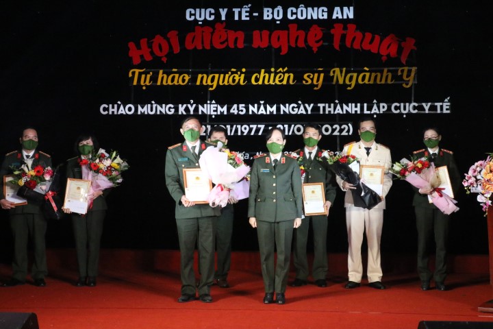 Đồng chí Thiếu tướng Phạm Thị Lan Anh, Cục trưởng Cục Y tế, Bộ Công an trao giải A toàn đoàn cho Bệnh viện Công an tỉnh Nghệ An