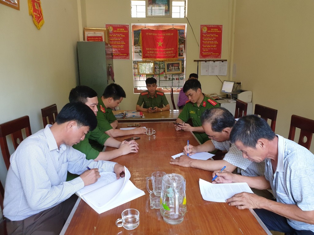 Phòng Cảnh sát môi trường tuyên truyền, ký cam kết thực hiện Nghị định 23,36 cho các hộ dân có thuyền khai thác cát tại xã Cẩm Sơn, huyện Anh Sơn