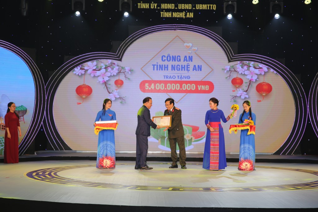 Công an tỉnh Nghệ An nhận Bằng khen của Chủ tịch UBND tỉnh vì có nhiều thành tích đóng góp trong công tác an sinh xã hội năm 2021 và ủng hộ Chương trình Tết vì người nghèo năm Nhâm Dần 2022