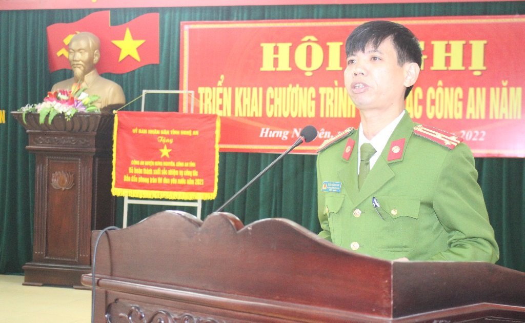 Đồng chí Thượng tá Trần Hướng Nam - Trưởng Công an huyện Hưng Nguyên phát biểu khai mạc Hội nghị