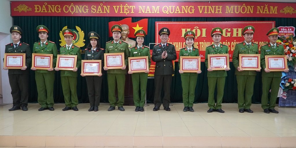 Đồng chí Đại tá Lê Văn Thái - Phó Giám đốc Công an tỉnh  trao danh hiệu 