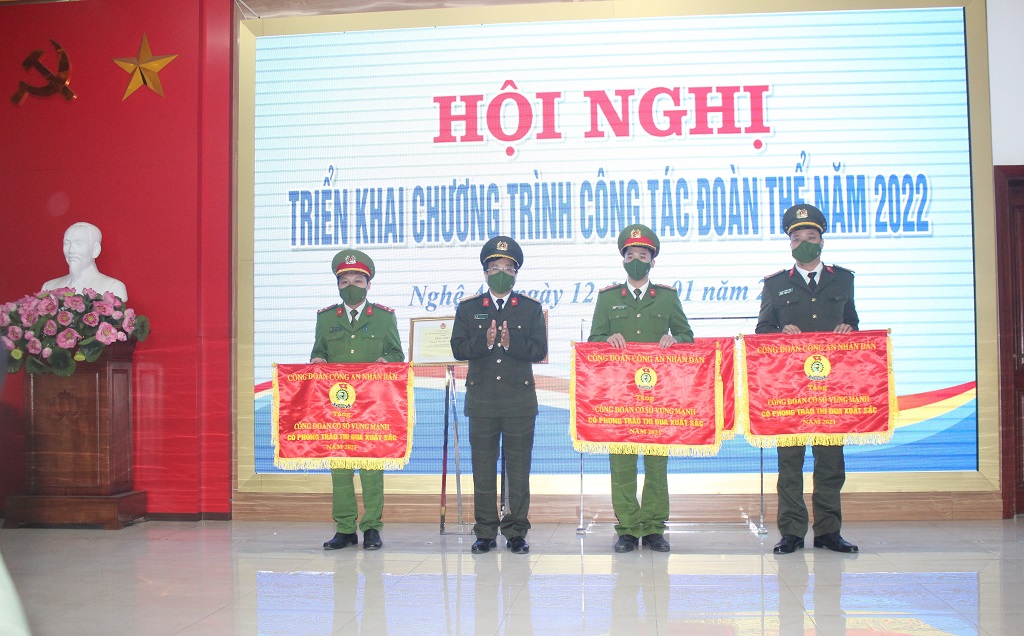 Thừa ủy quyền, đồng chí Đại tá Hồ Văn Tứ, Phó Giám đốc Công an tỉnh trao Cờ thi đua của Công đoàn Công an nhân dân cho các tập thể 