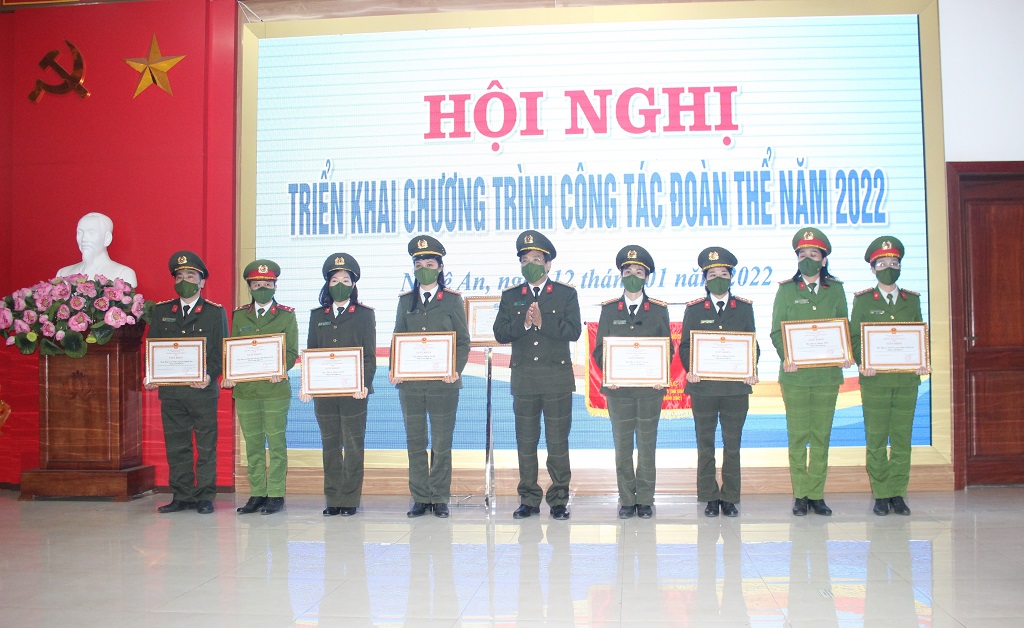 Đồng chí Đại tá Hồ Văn Tứ, Phó Giám đốc Công an tỉnh trao tặng Giấy khen của Giám đốc Công an tỉnh cho các tập thể